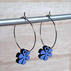 Daisy flower hoop earrings - blue