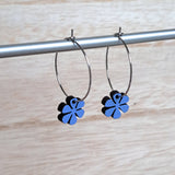 Daisy flower hoop earrings - blue