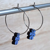 Daisy flower hoop earrings - blue