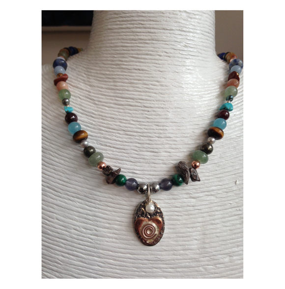 Pendant necklace with stones.